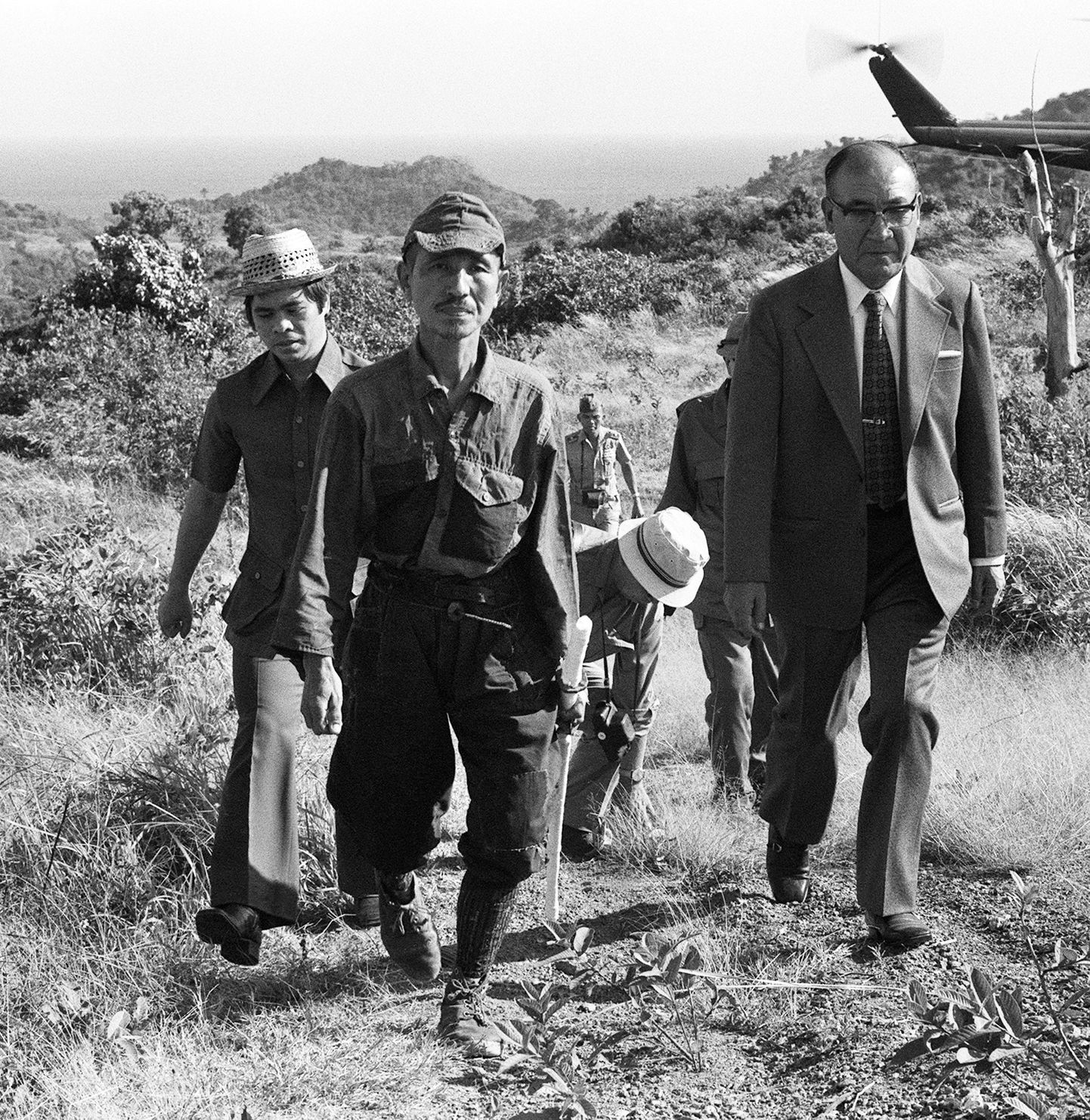 11. märts 1974. Jaapani sõdur Hiroo Onoda (vasakult teine) tuleb Filipiini džunglist välja.