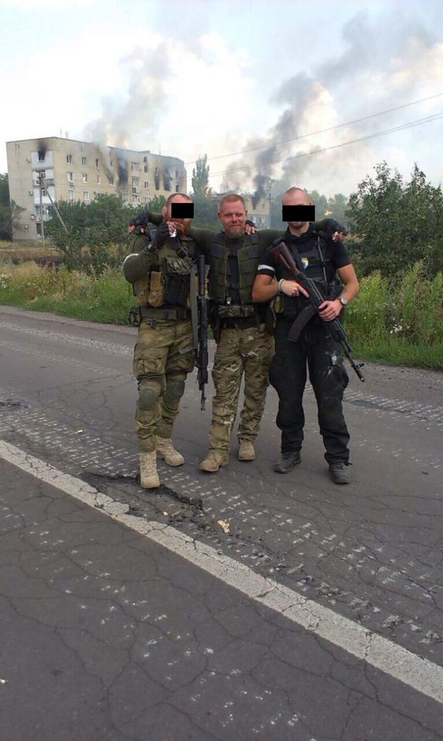 Mikael Skillt (keskel) koos kaaslastega Ida-Ukrainas.