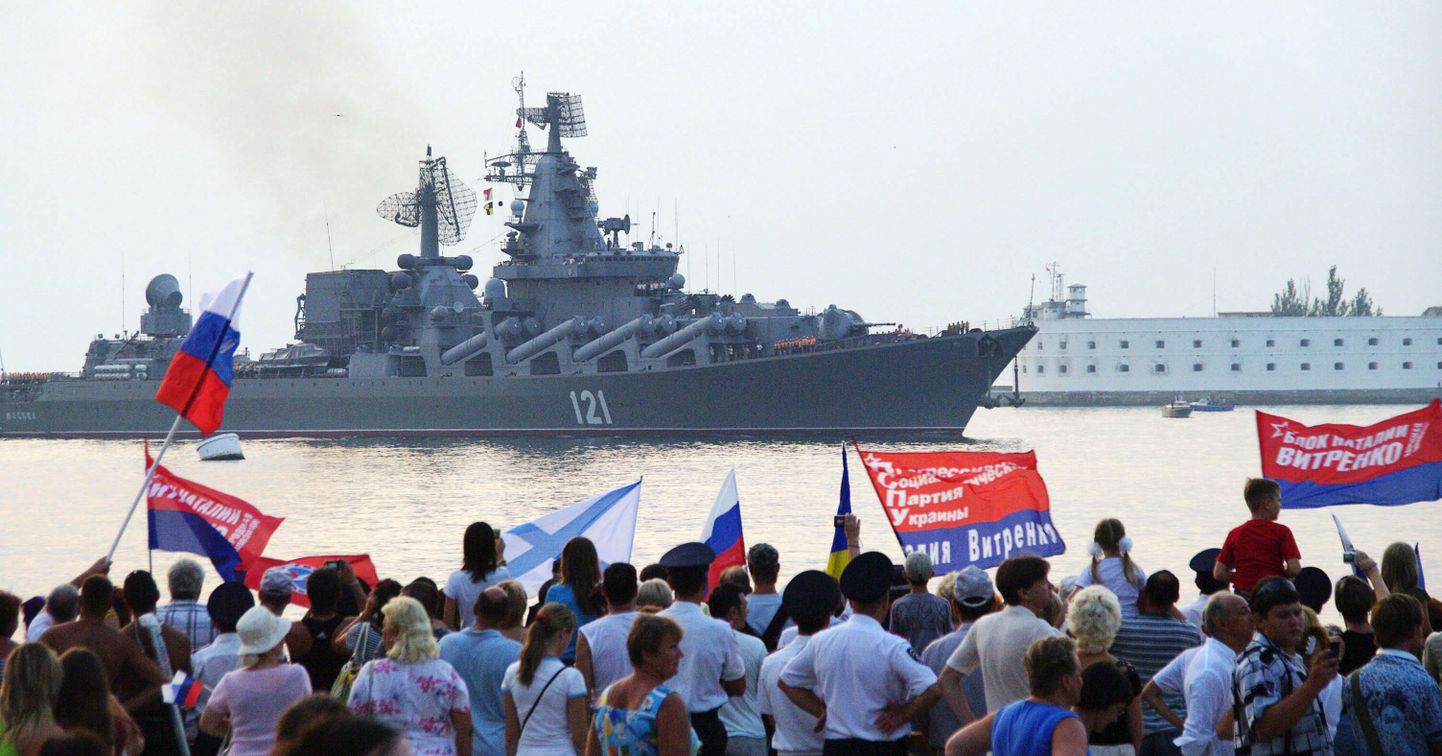 Venemaa toetajad lehvitamas lippudega, kui Vene sõjalaev saabus Sevastoopolisse pärast osalemist sõjalises operatsioonis Gruusias.