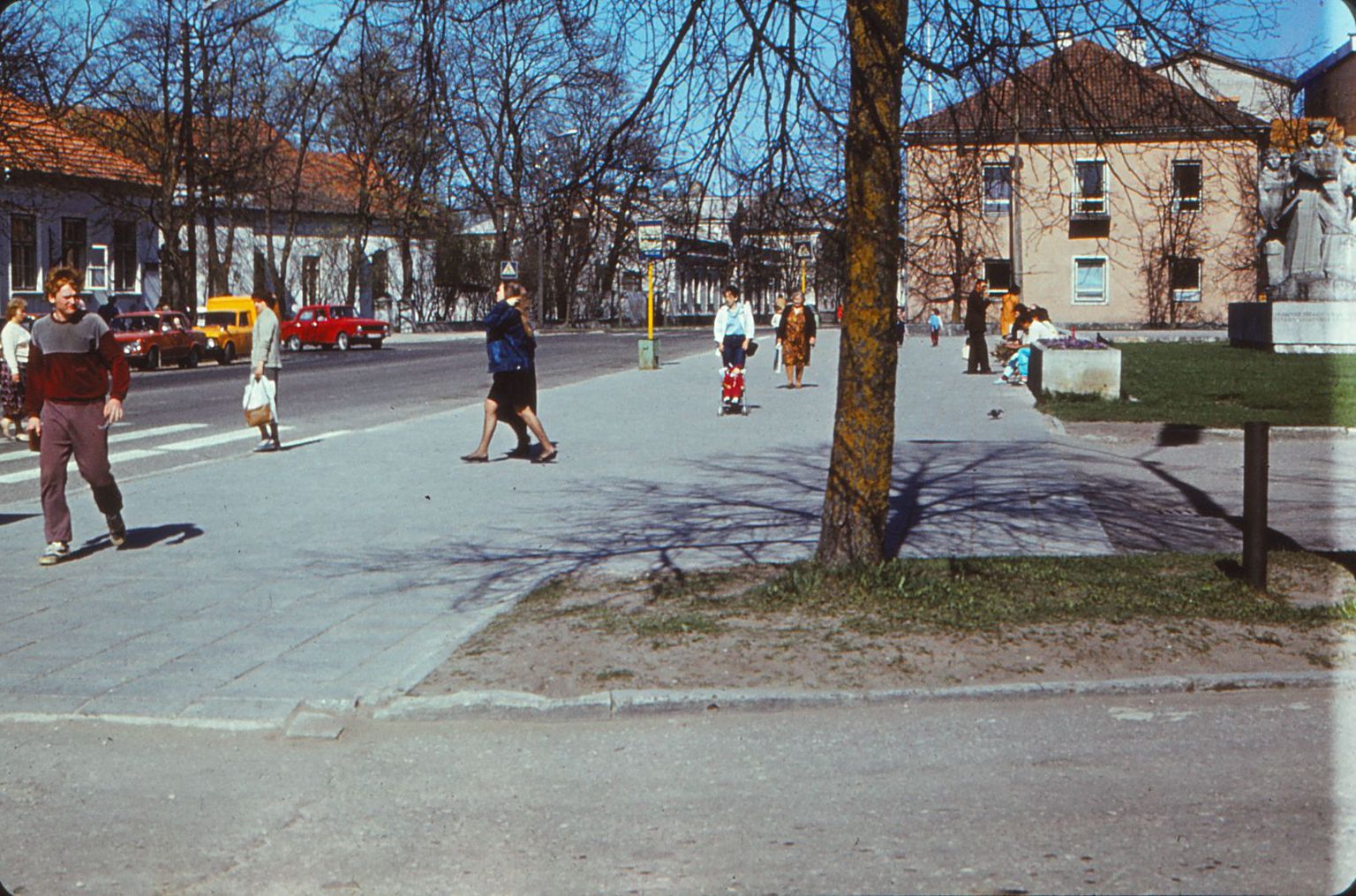 Retrogalerii: Kuressaare linnatänavad ja hoovid 80ndatel.