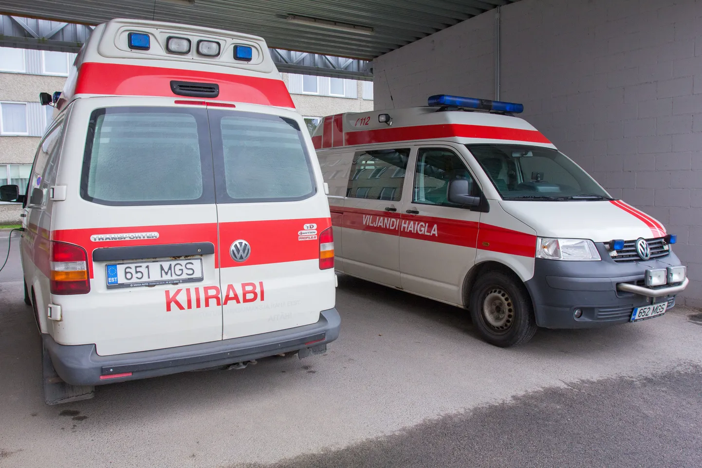 Kiirabiautod Viljandi haigla erakorralise meditsiioni osakonna ukse ees.