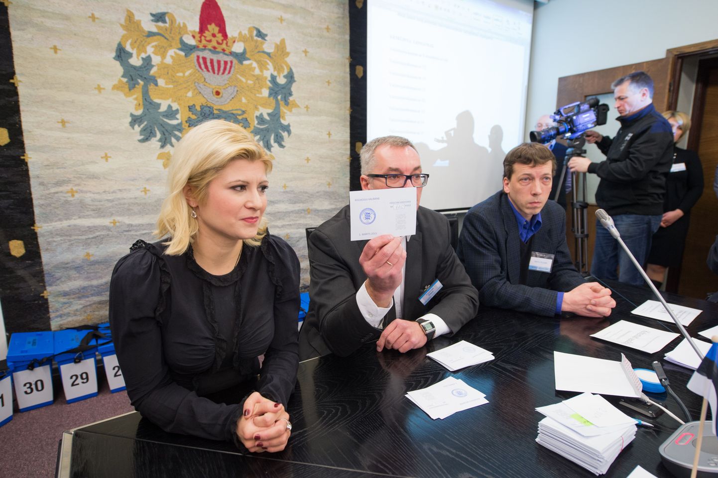 Tallinna valimiskomisjon luges kolmapäeval üle riigikogu valimistel IRLi kandidaatidele Viktoria Ladõnskajale ja Sven Sesterile antud hääled. Riigikokku pääseb esialgsetel andmetel siiski Ladõnskaja.