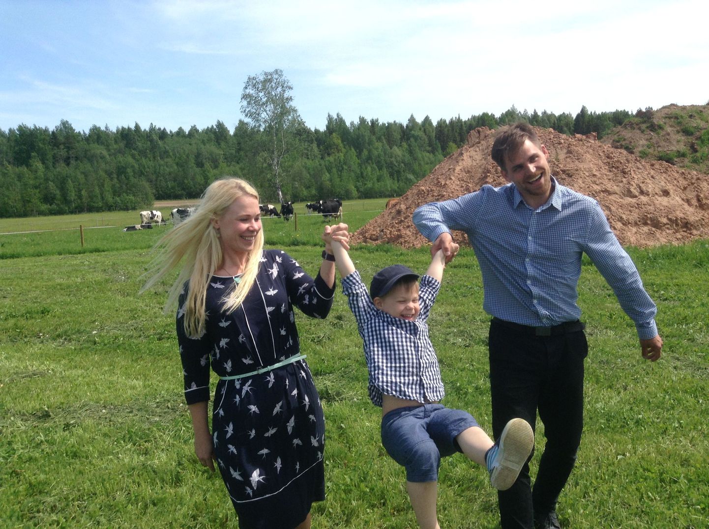 Pajumäe talu noorperemees Viljar Veidenberg koos poja Reevo ja naise Kadriga.