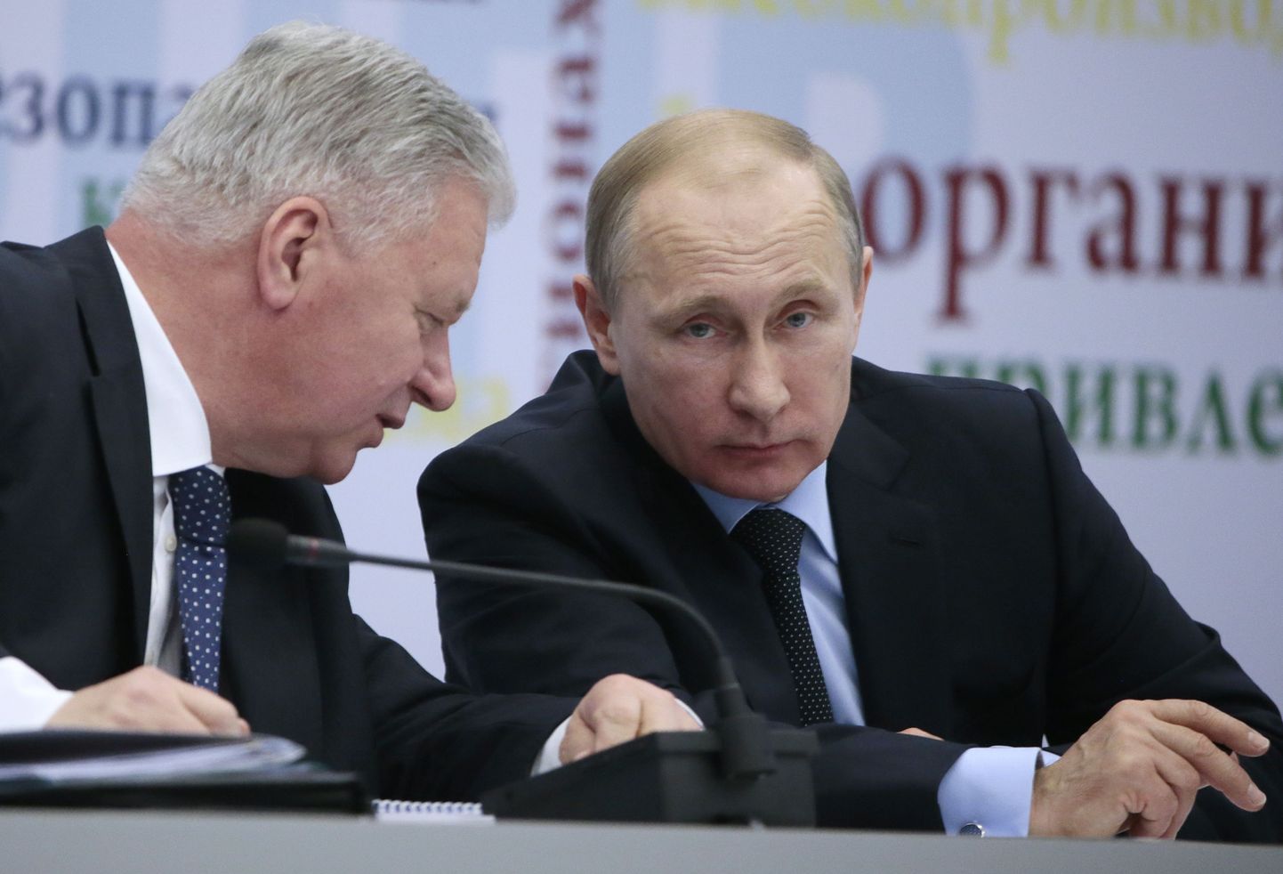 Vladimir Putin Venemaa ametiühingutegelaste ees esinemas.