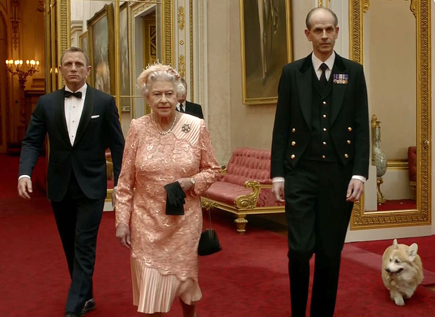 James Bond (vasakul, näitleja Daniel Craig) ja kuninganna Elizabeth II lahkuvad adjutandi saatel Buckinghami paleest.