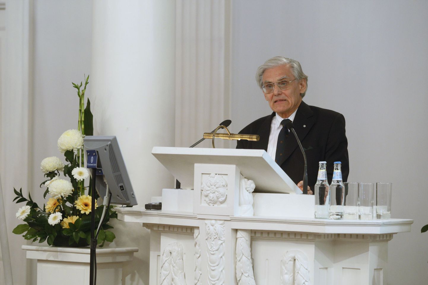 Jüri Engelbrecht esinemas konverentsil Tartu Ülikooli aulas.