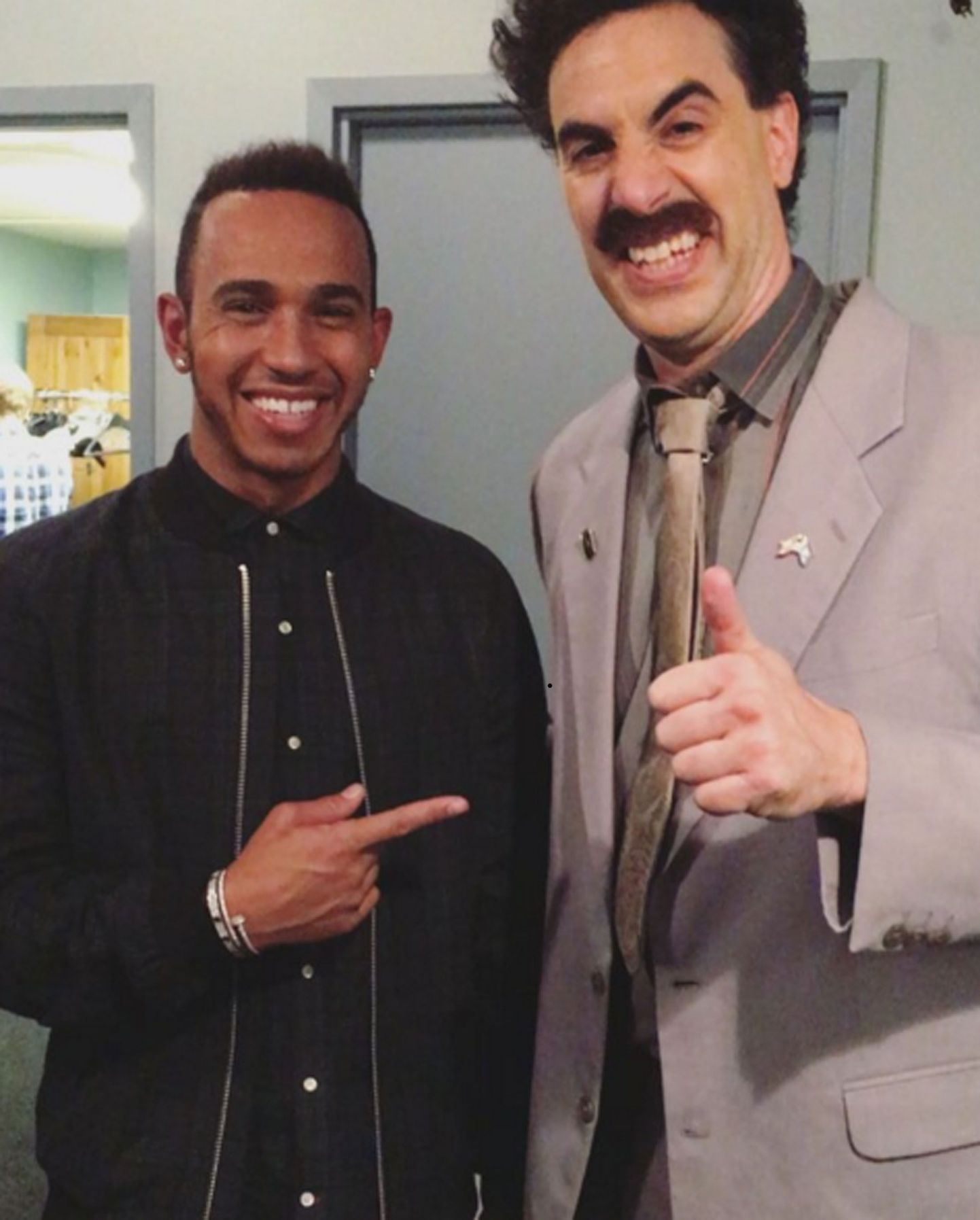 Lewis Hamilton (vasakul) ja Borat.