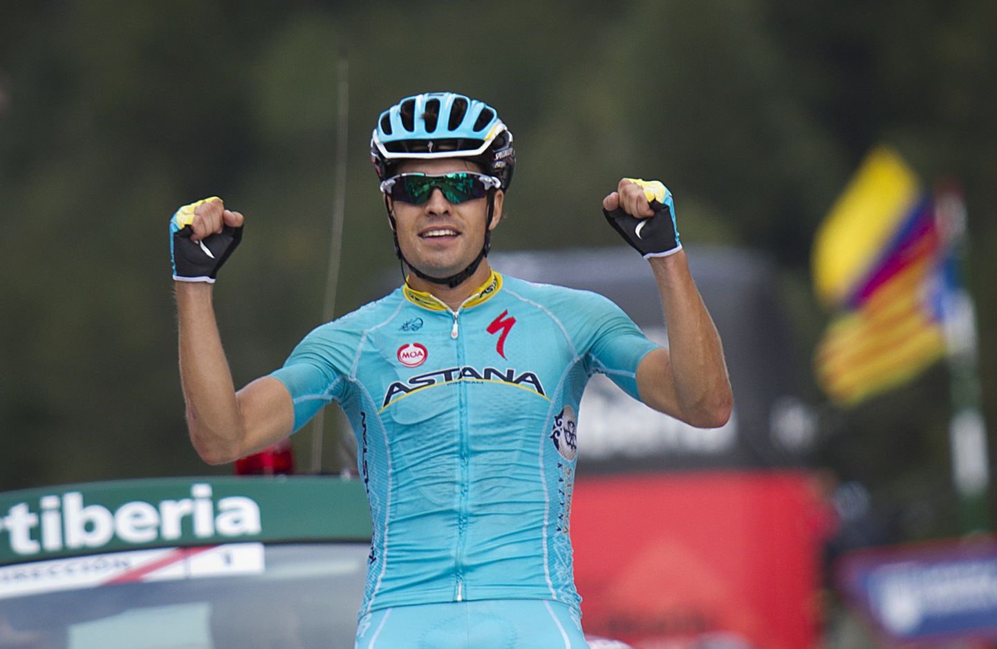 Mikel Landa Vueltal etapivõitu tähistamas.