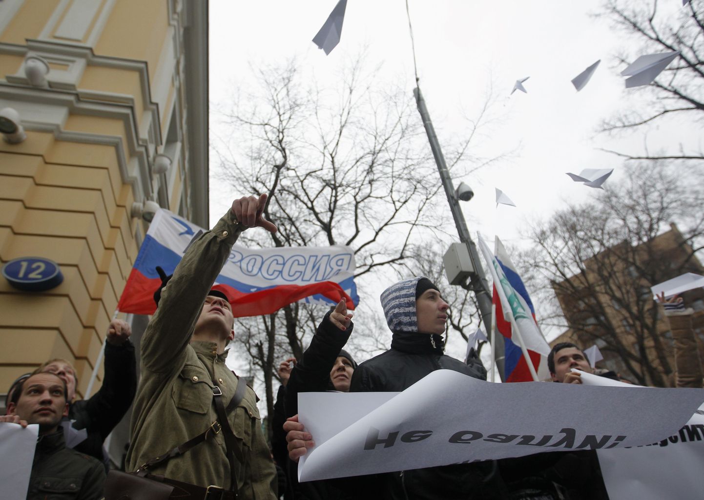 Kremli-meelse noorteorganisatsiooni Naši liikmed avaldavad Tadžikistani saatkonna ees Moskvas meelt pilootide vahistamise pärast.