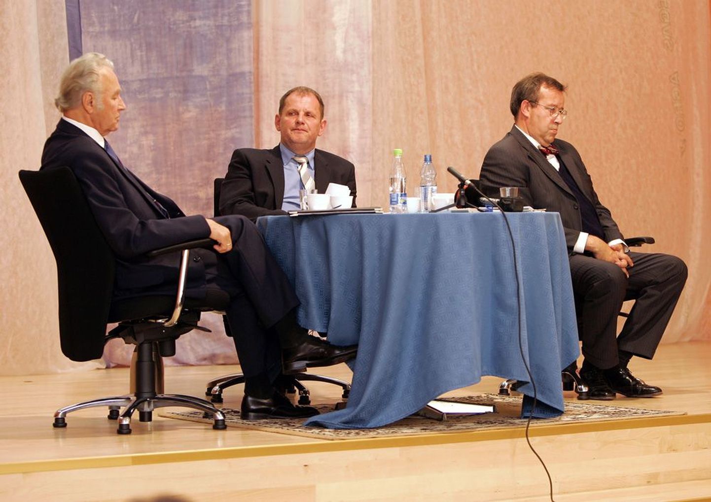 Сентябрь 2006 года. Кандидаты в президенты Арнольд Рюйтель и Тоомас Хендрик Ильвес на дебатах в Оруском доме культуры.