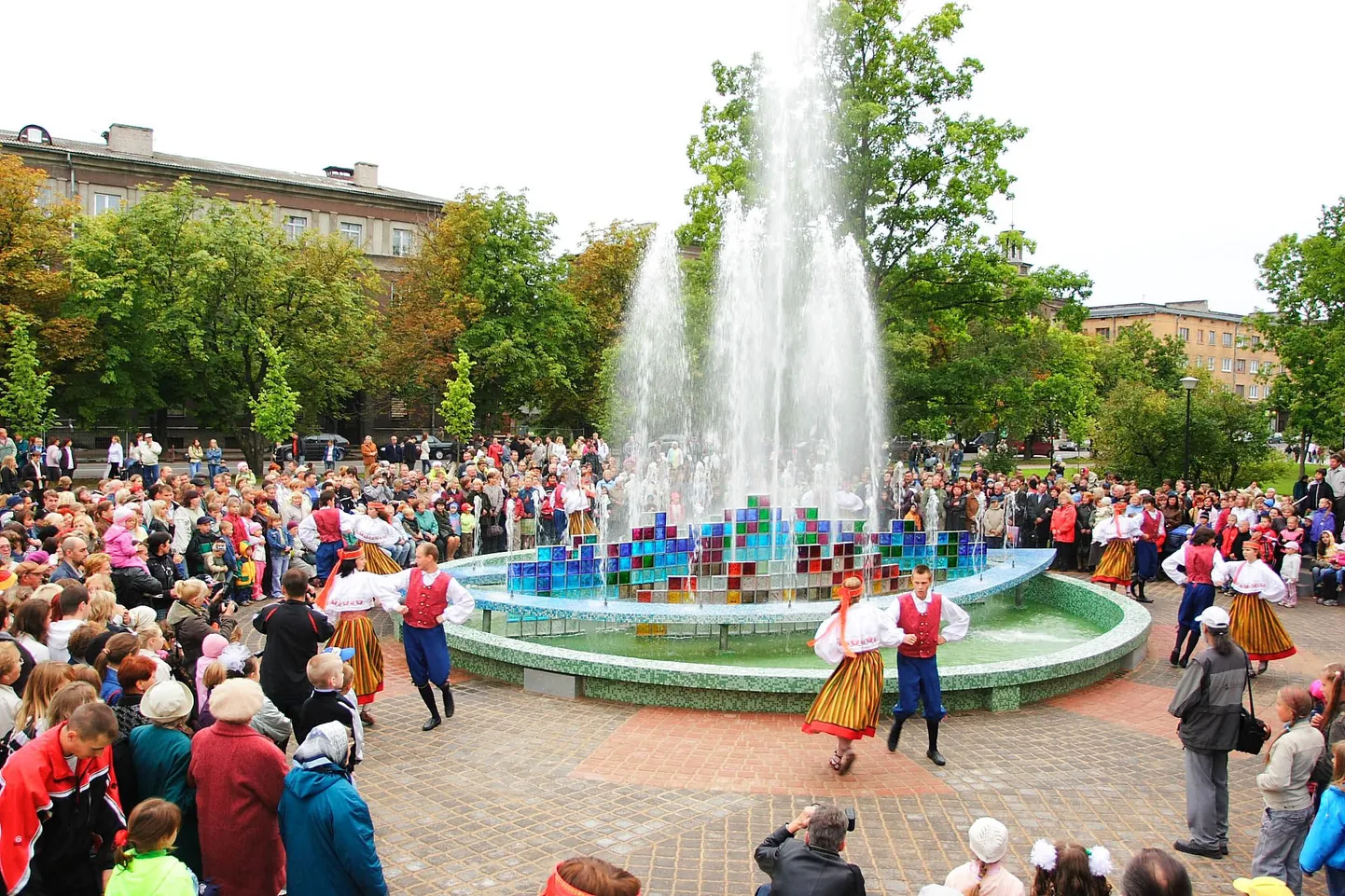 Праздничное открытие фонтана в парке у Нарвского ДК "Ругодив" в сентябре 2007 года.