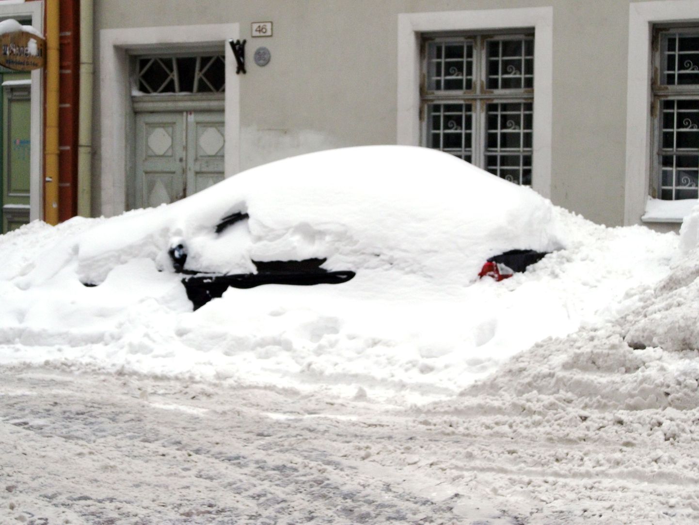 Lume alla mattunud auto Pikal tänaval.