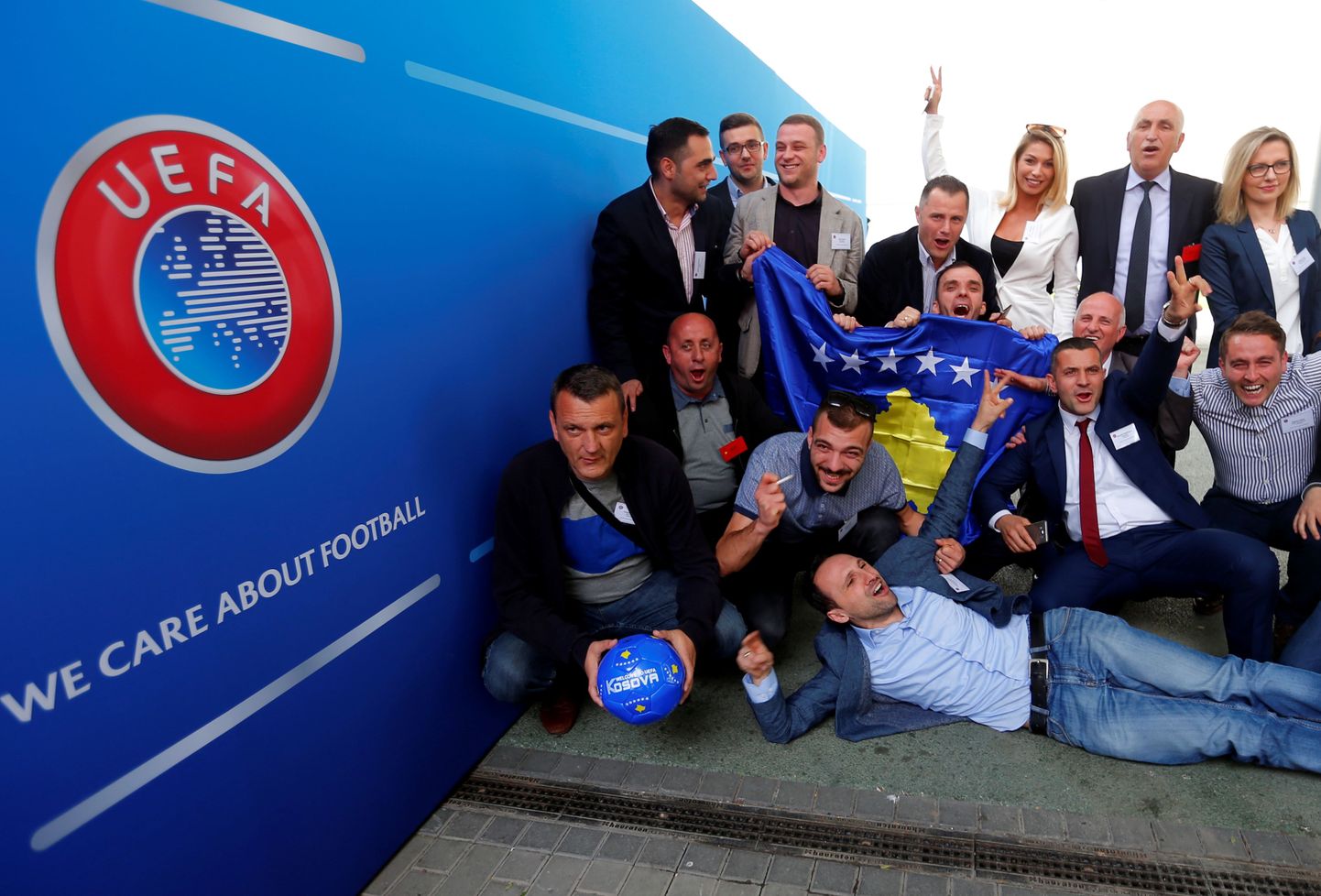 Делегация Косово на конгрессе УЕФА отмечает вхождение в европейскую футбольную семью.