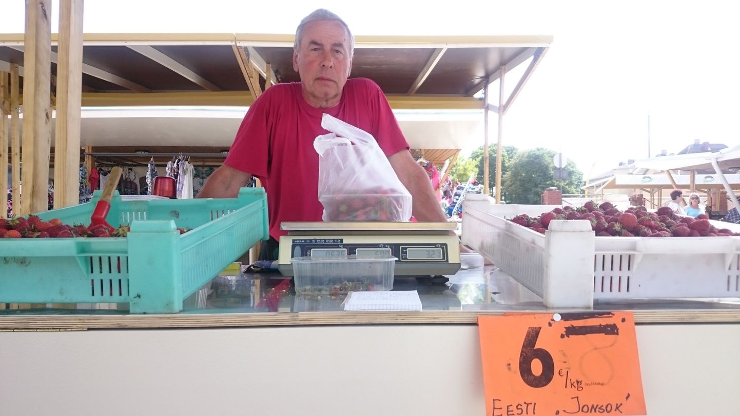 Udsu talu peremees Heino Ilisson jõudis neljapäeval maasikatega turule. Ta oli üks kahest, kes neljapäeval Eesti maasikaid müüma hakkas.