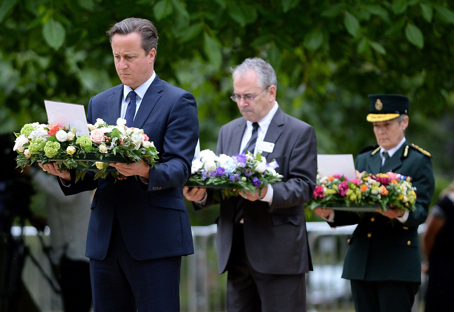 Briti peaminister David Cameron mälestuspärga asetamas.