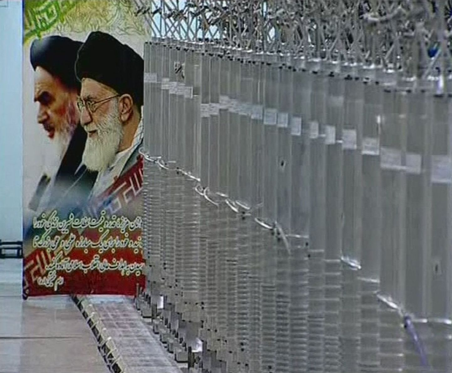 Iraani ajatolla Ali Khamenei ja eelmise ajatolla Ruhollah Khomeini plakatid Natanzi tuumarajatises.