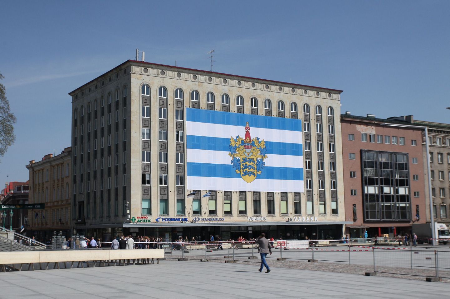 Tallinn paigaldas Vabaduse väljakule 9. mai puhul linna lipu.