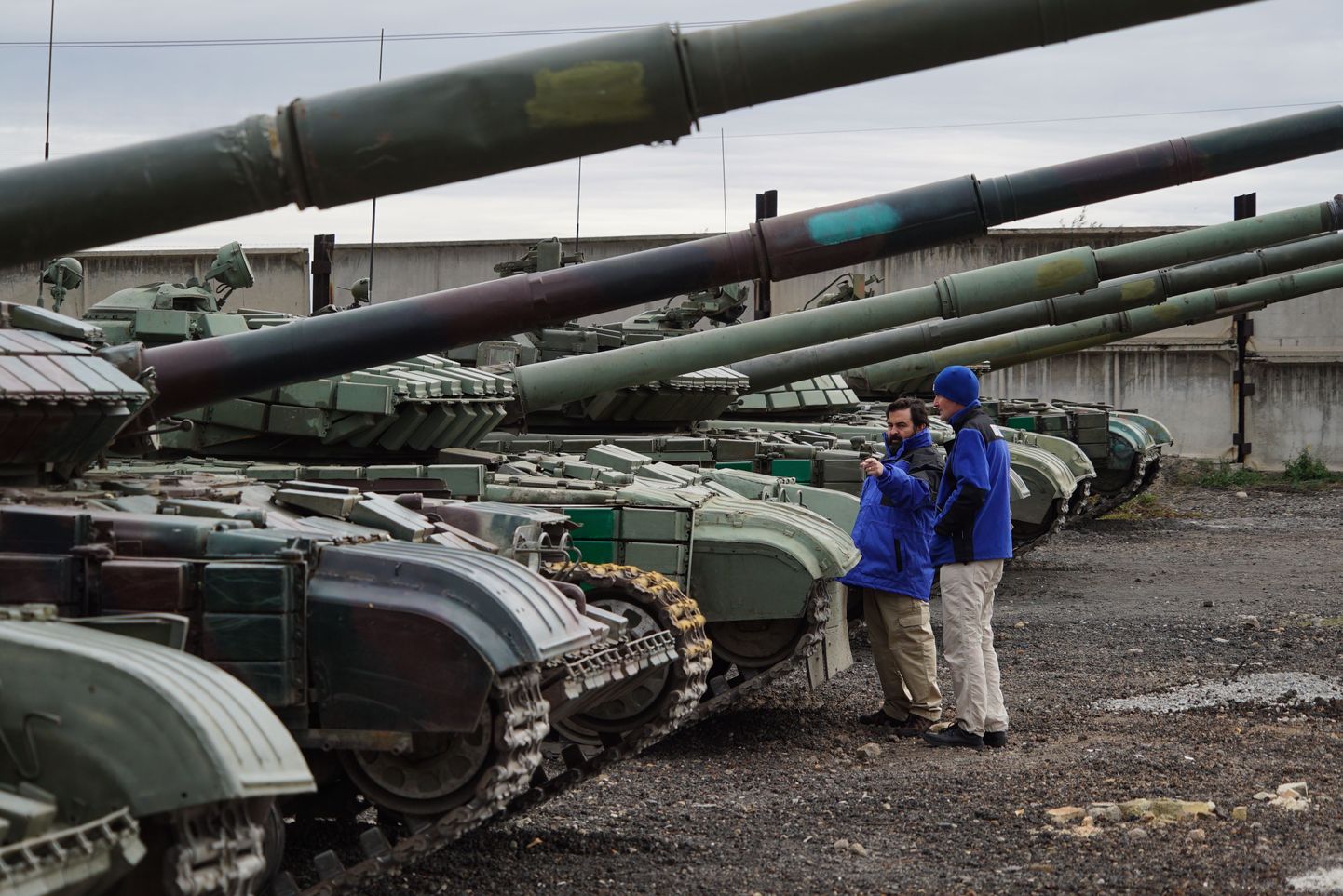 OSCE vaatlejad Ida-Ukrainas tanke kontrollimas.