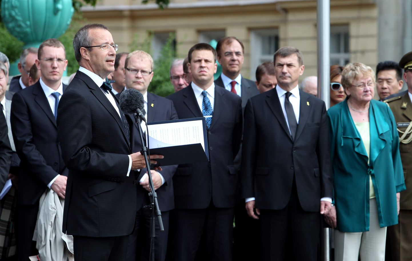 President Toomas Hendrik Ilves juuniküüditamise aastapäeval Vabaduse väljakul kõnet pidamas.