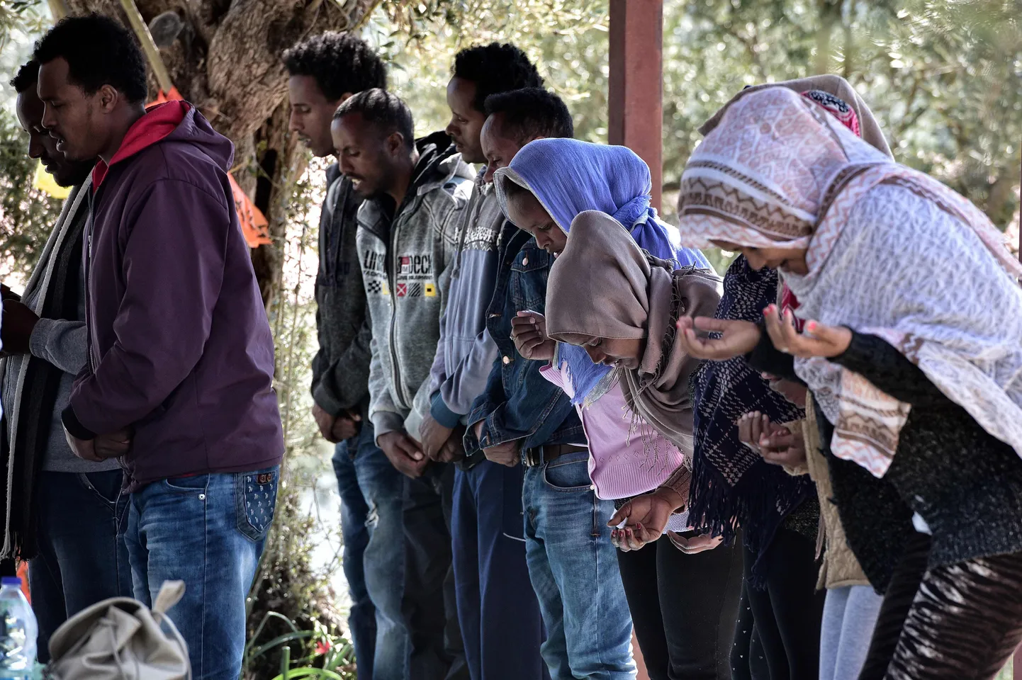 Lesbosele jõudnud Eritrea ja Etioopia kristlastest pagulaskandidaadid palvusel.