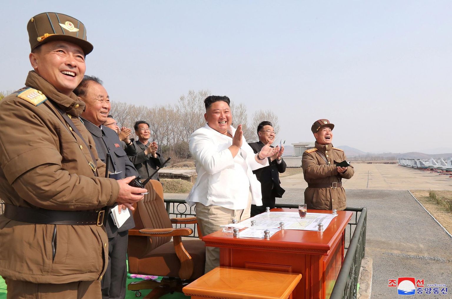 Põhja-Korea riigimeedia avaldatud pilt Kim Jong-unist näitab liidrit väidetavalt 12. aprillil hävituslennukeid inspekteerimas, kuigi kuulduste kohaselt tehti talle sel päeval hoopis südameoperatsioon.