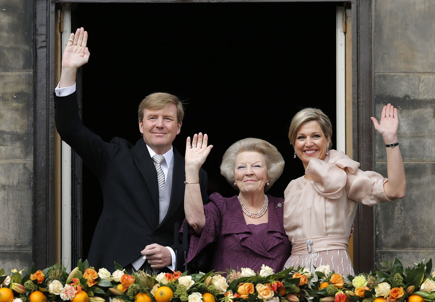 Kuninganna Beatrix oma poja Willem-Alexanderi ja tema abikaasa Maximaga.