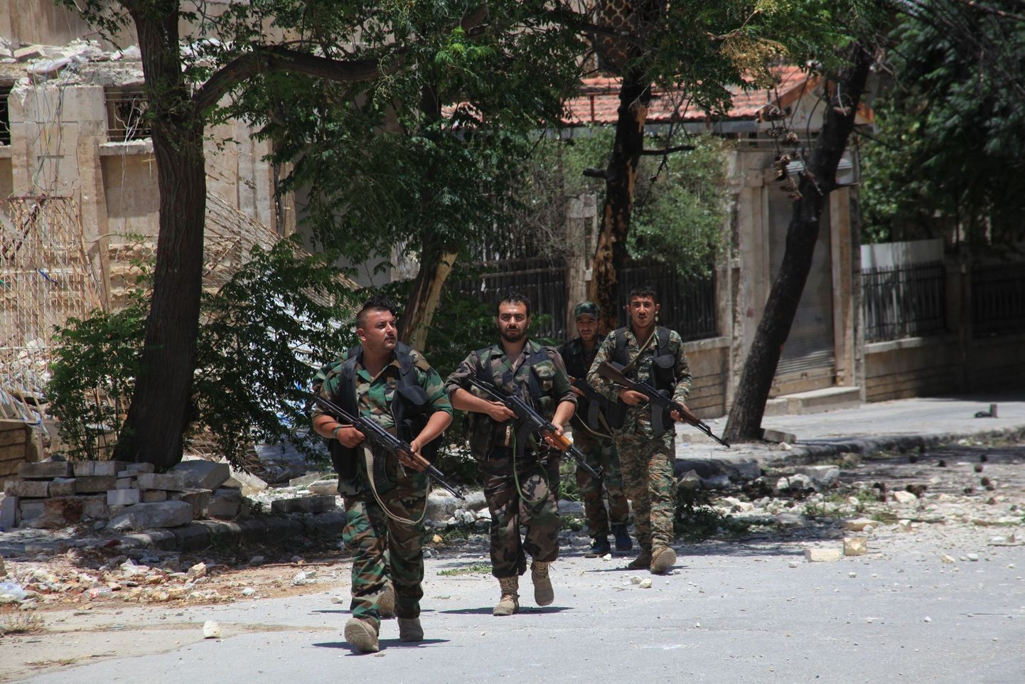 Süüria valitsusväed patrullimas Aleppo tänavatel.