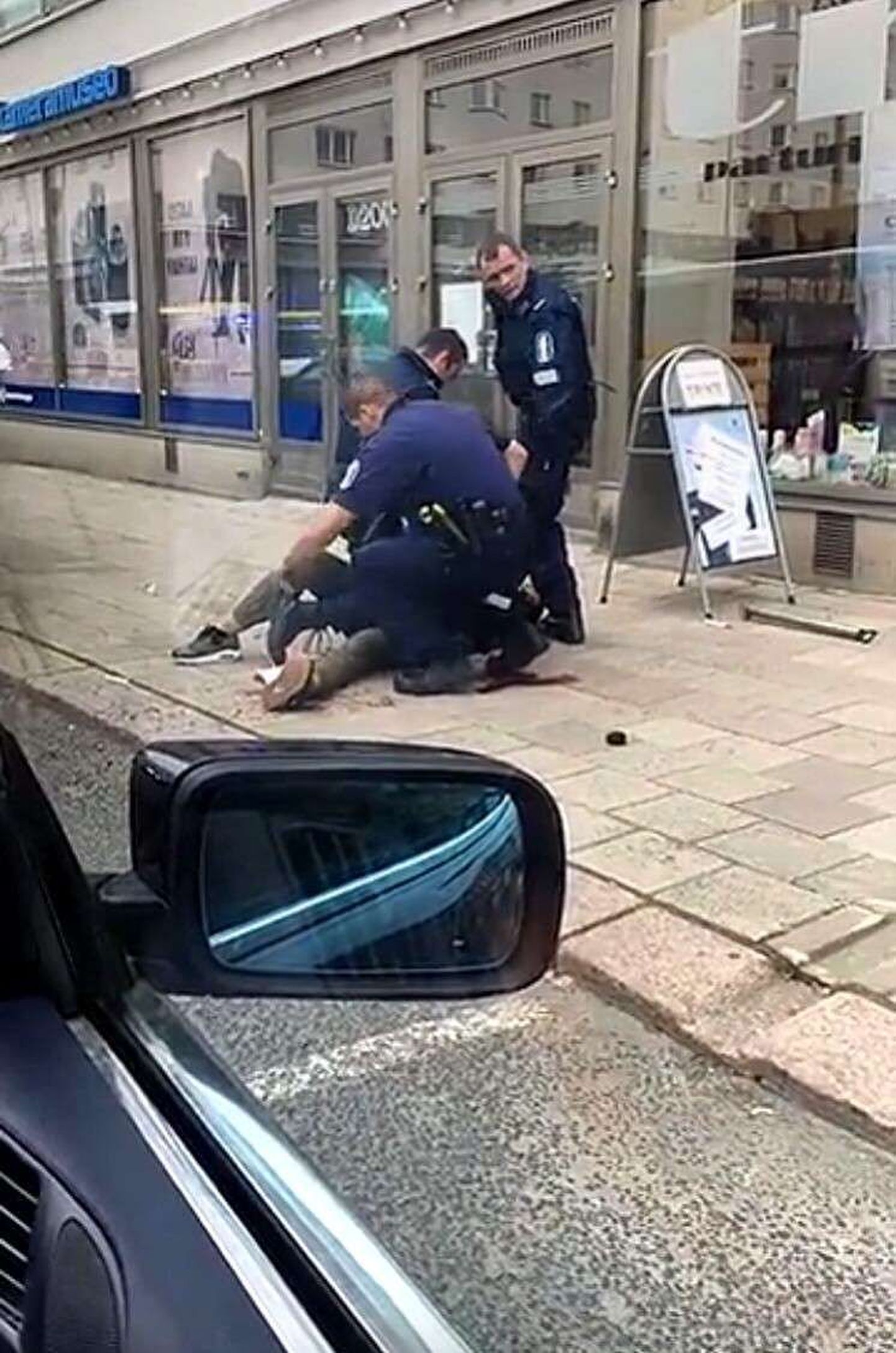 Soome politsei Turus inimesi noaga rünnanud meest kinni pidamas.