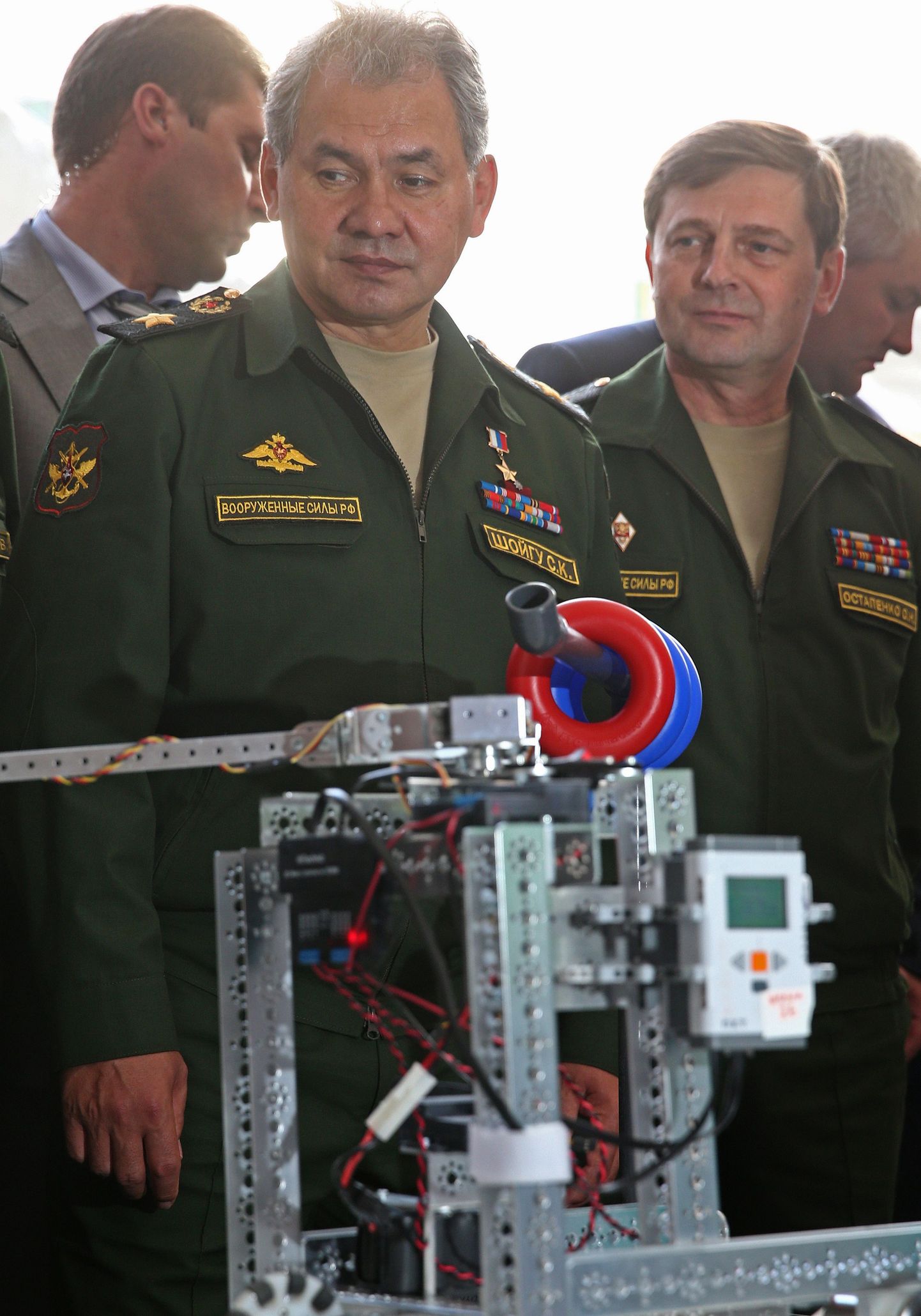 Vene siseminister Sergei Šoigu koos kaitseministri asetäitja Oleg Ostapenkoga (paremal) selle aasta augustis.