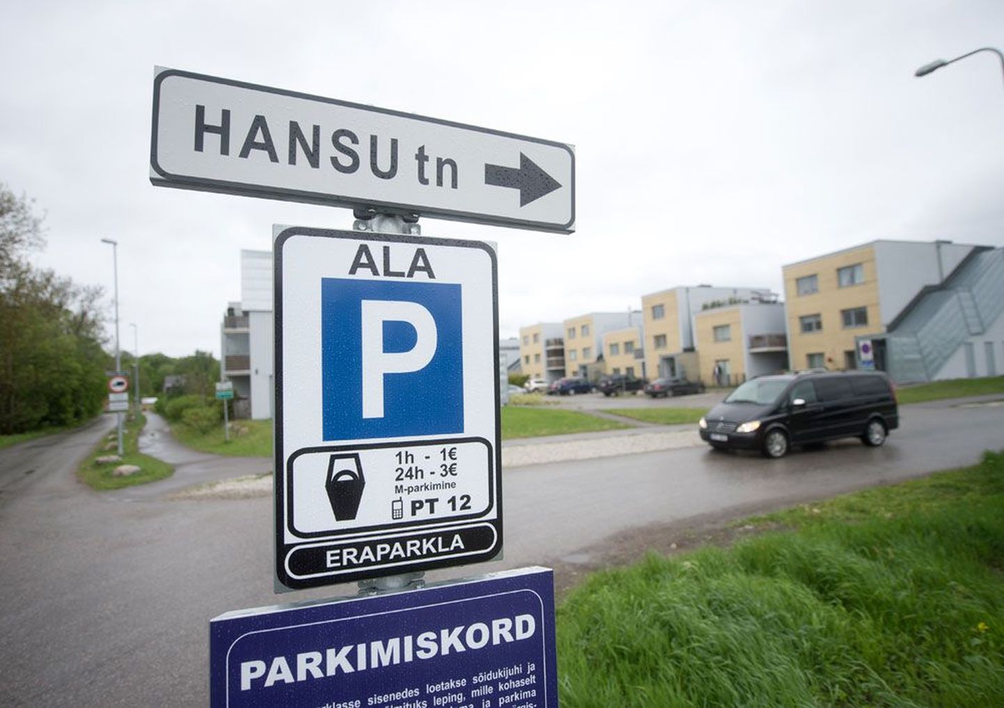 Haaberstis Hansu teele on paigaldatud tasulise parkimise märgid.