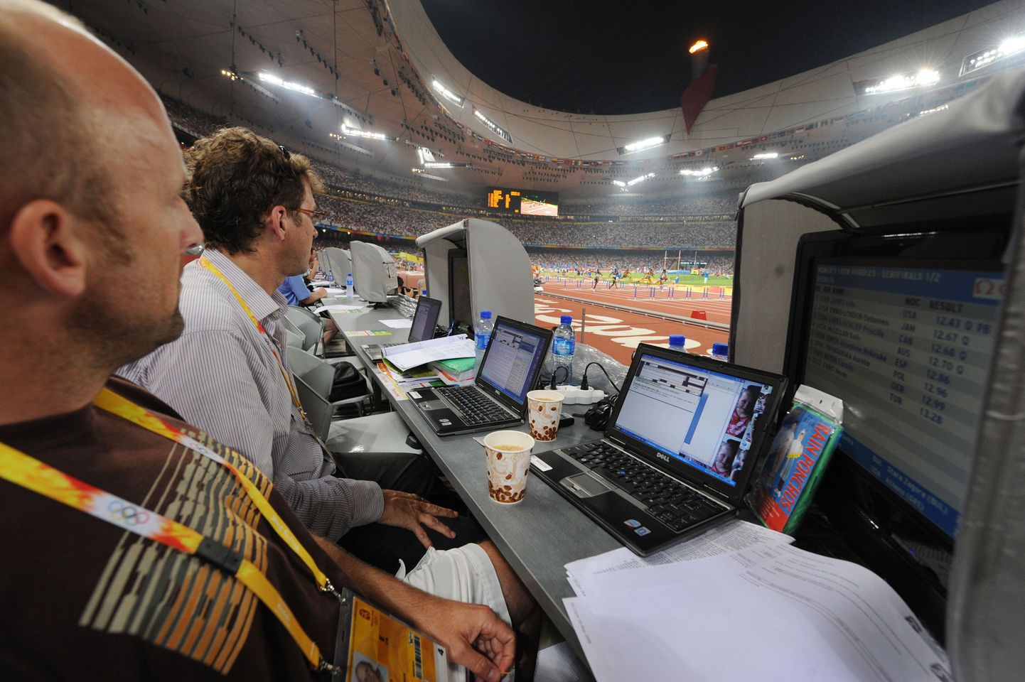 Hiina olümpiastaadioni pressitribüün kergejõustikuvõistluste ajal.
