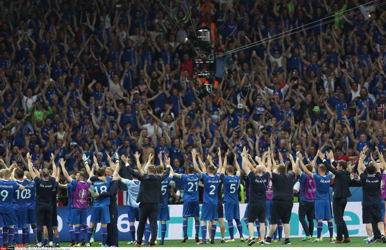 Islandi jalgpallikoondis publikut tänamas. Foto: