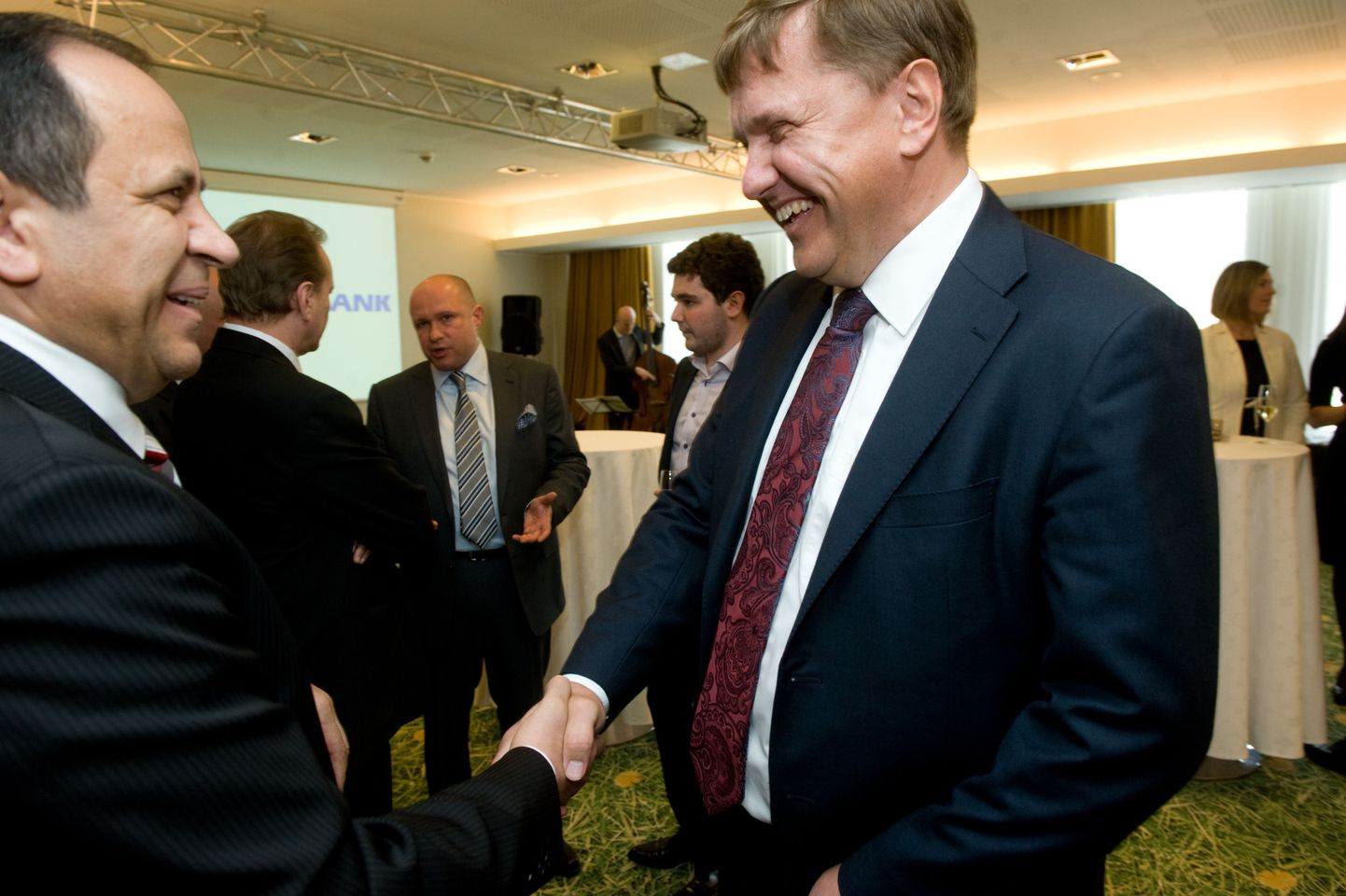 Ain Hanschmidt (paremal) arvab, et Eesti riigil oleks aeg reaalseid samme astuda.