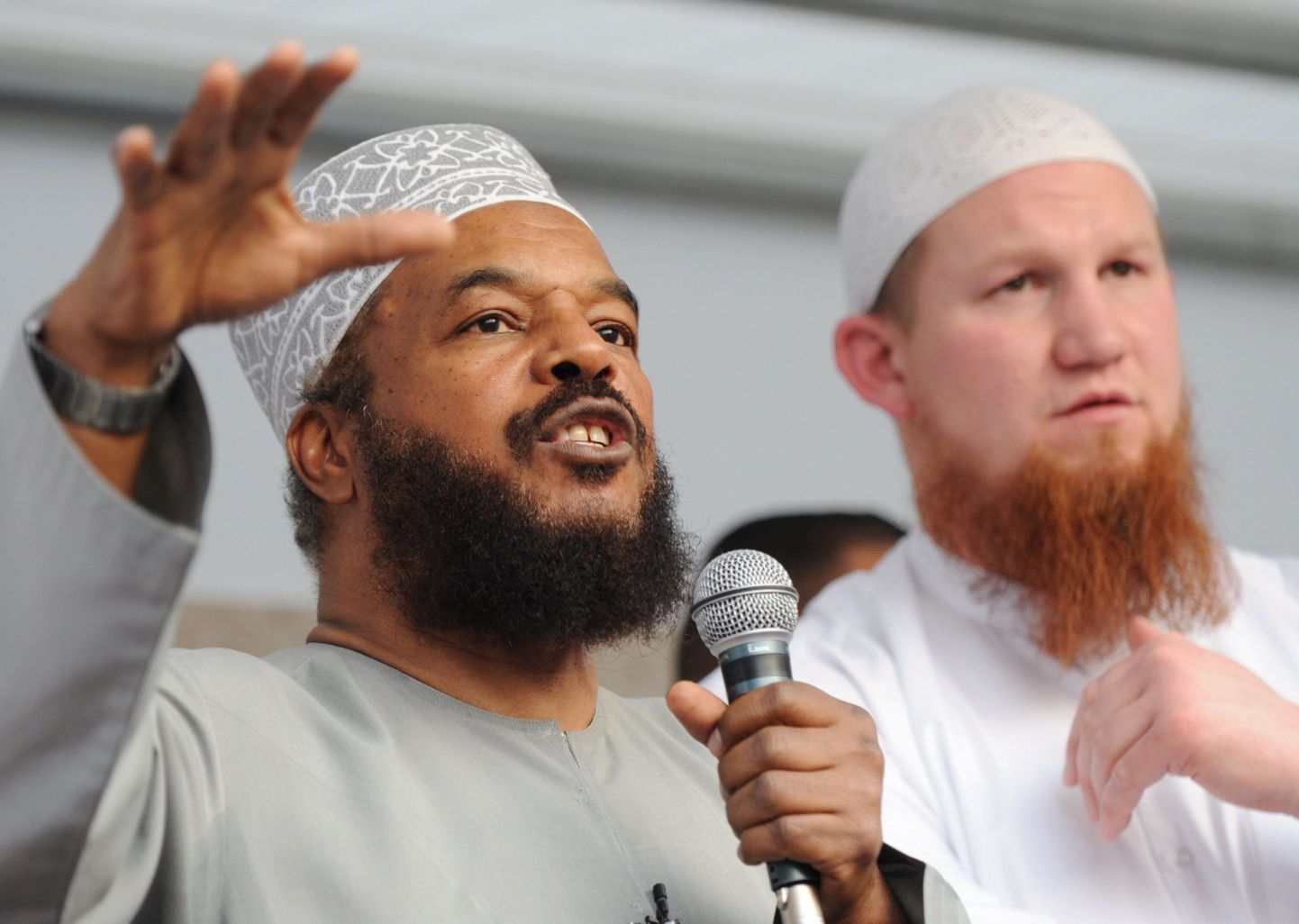 Vastuolulise mainega islamijutlustajad Pierre Vogel (paremal) ja Abu Ameenah Bilal Philips esinemas Frankfurdis.