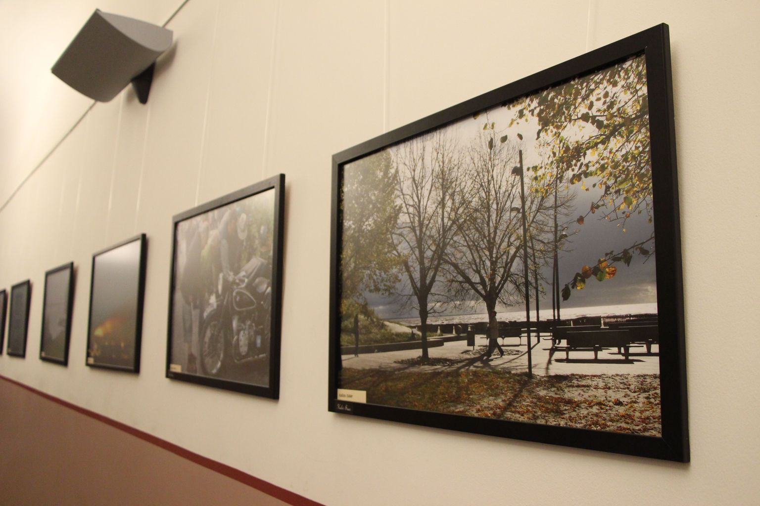 Pärnu fotoklubi liikmete näitus "Minu kodu on Pärnumaa" on avatud Pärnu Sütevaka humanitaargümnaasiumi esimesel korrusel.