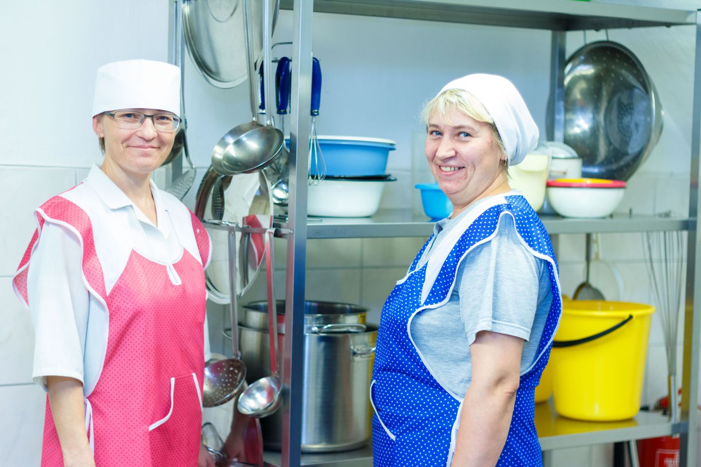 Palupera kooli kokk Leelo Reha (vasakul) koos oma abilise Irina Gergaloga ajal, mil ta veel ei teadnud, et saab peagi valitud Eesti parimaks koolikokaks.