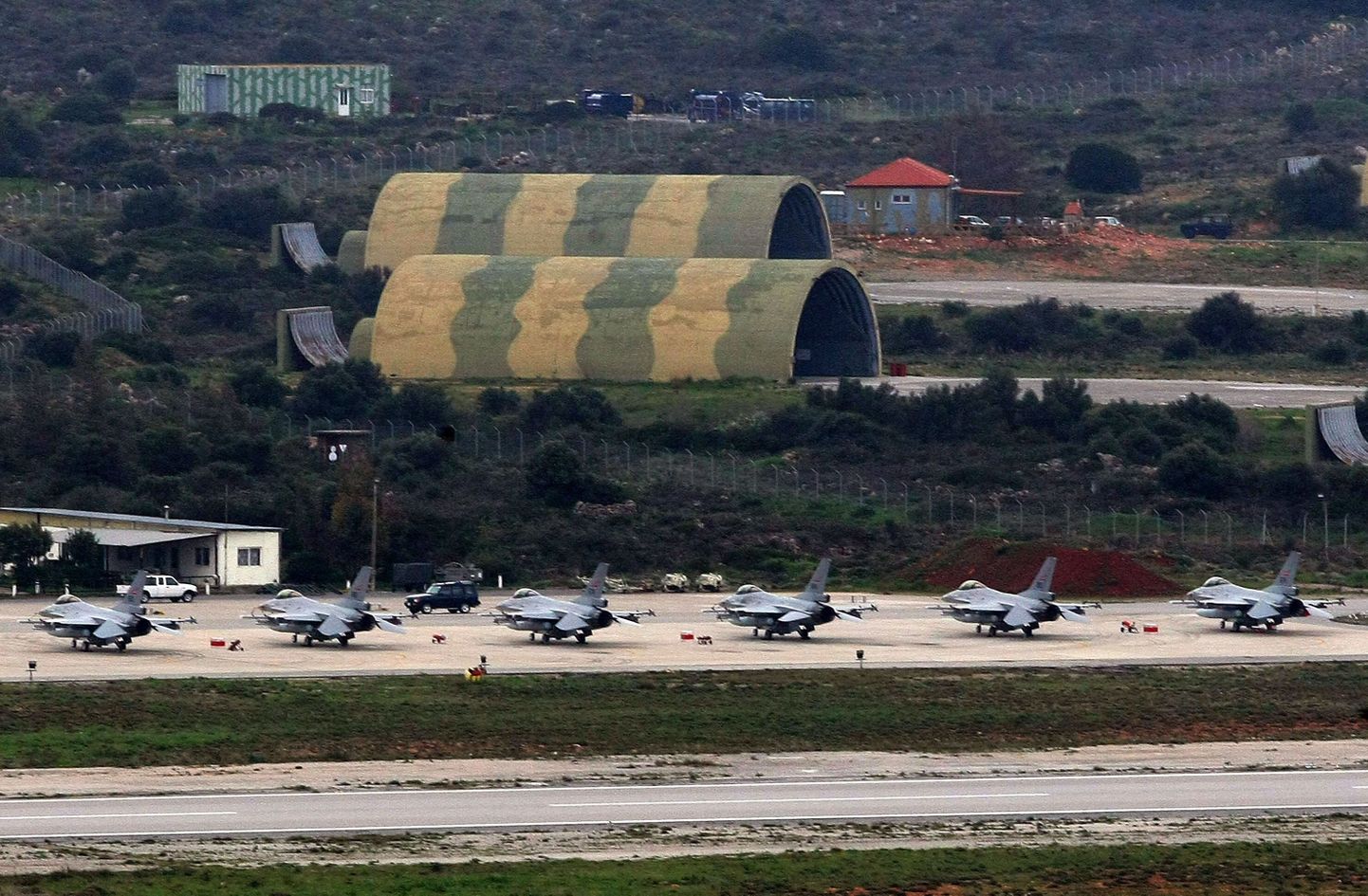 Kuus Norra F-16 hävituslennukit Souda sõjaväebaasis Kreeta saarel.