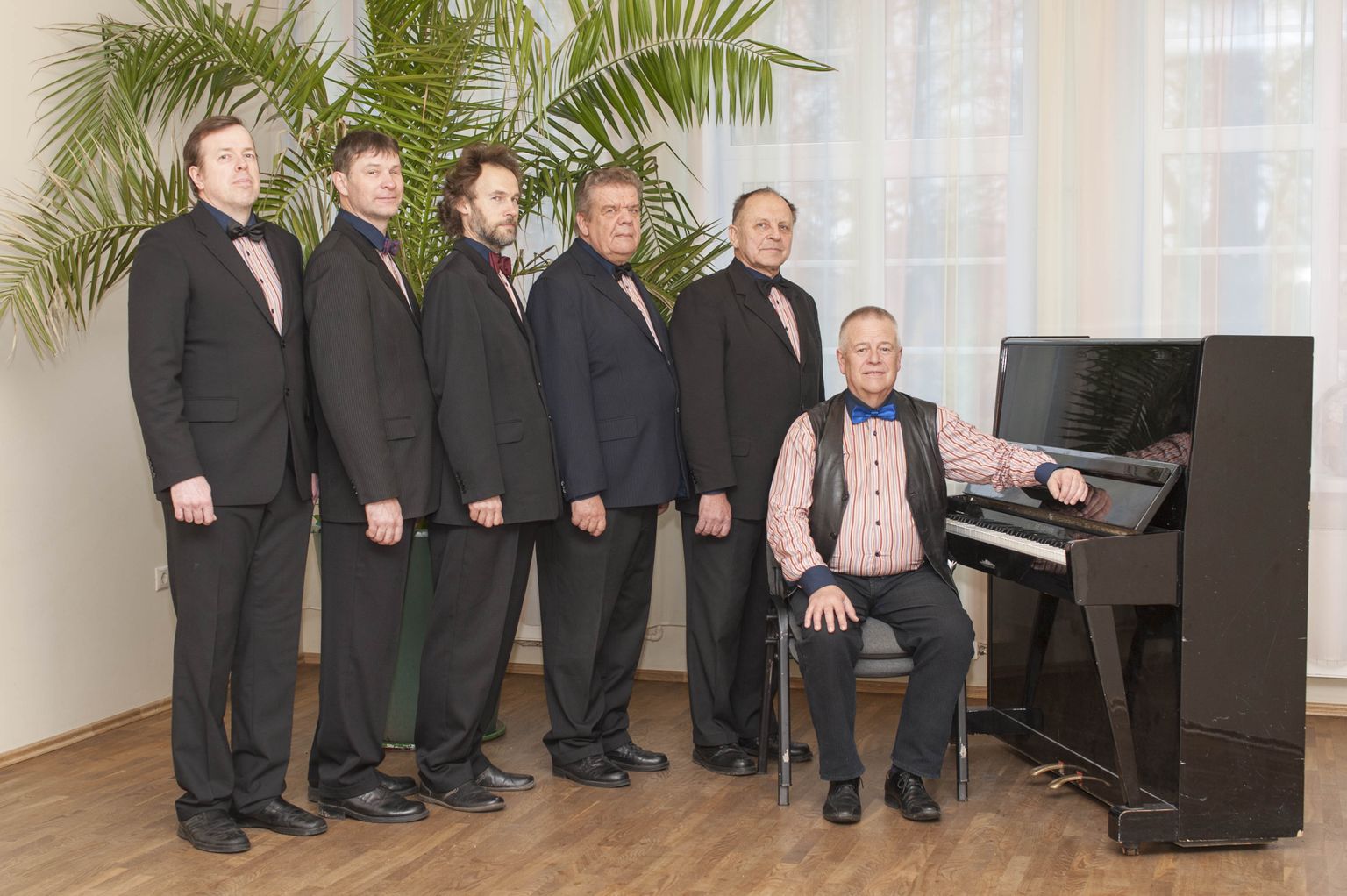 Puka meesansambel täies hiilguses: Marko Koort (vasakult), Mati Kõiv, Peep Harju, Enno Pung ja Ants Ilves ning juhendaja Evald Raidma.