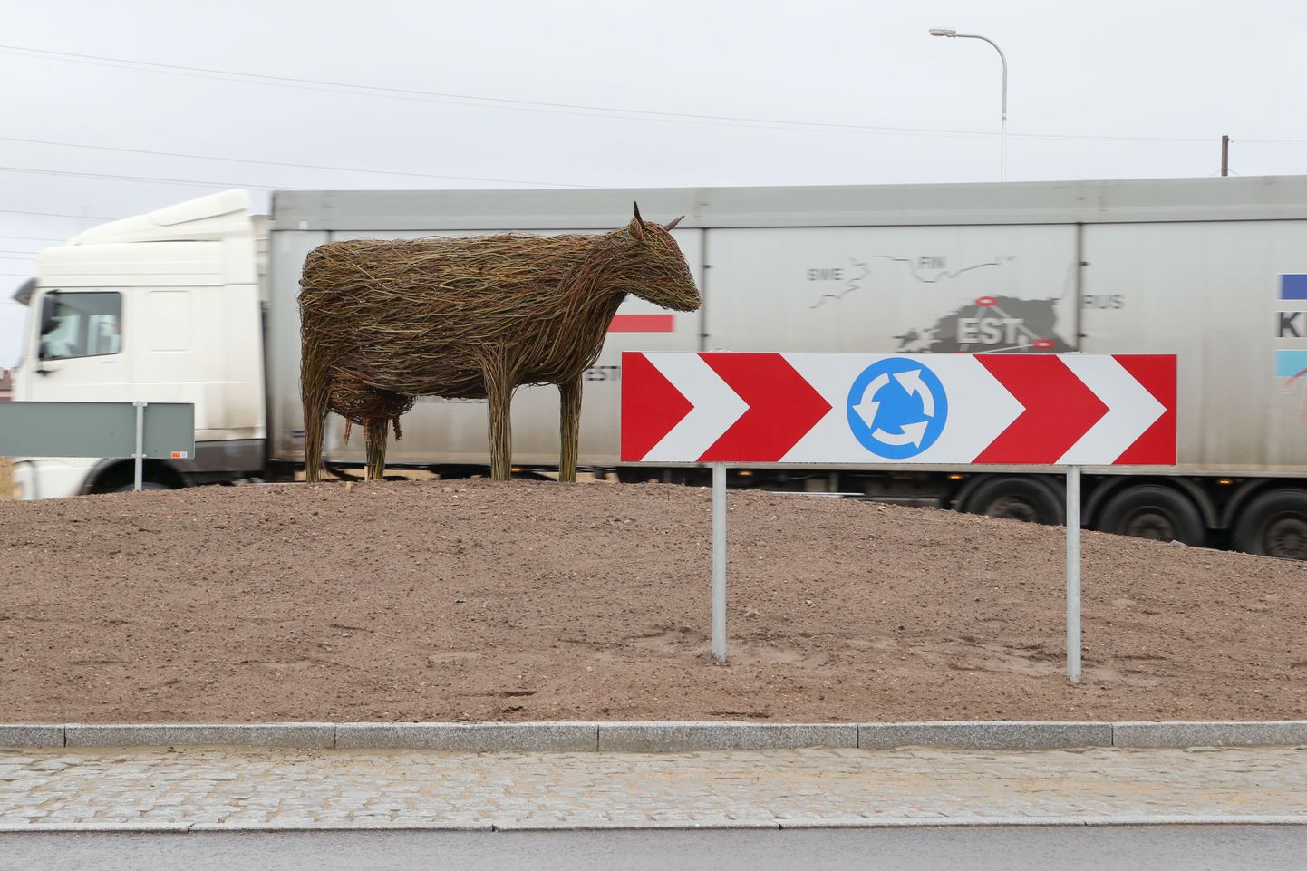 Tartu-Viljandi maantee kolmandale ringile on paigaldatud vitstest punutud lehm.