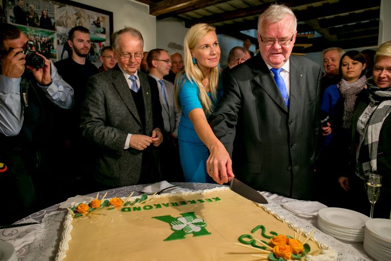 Kadri Simson ja Edgar Savisaar Keskerakonna sünnipäeval torti lõikamas. Foto: