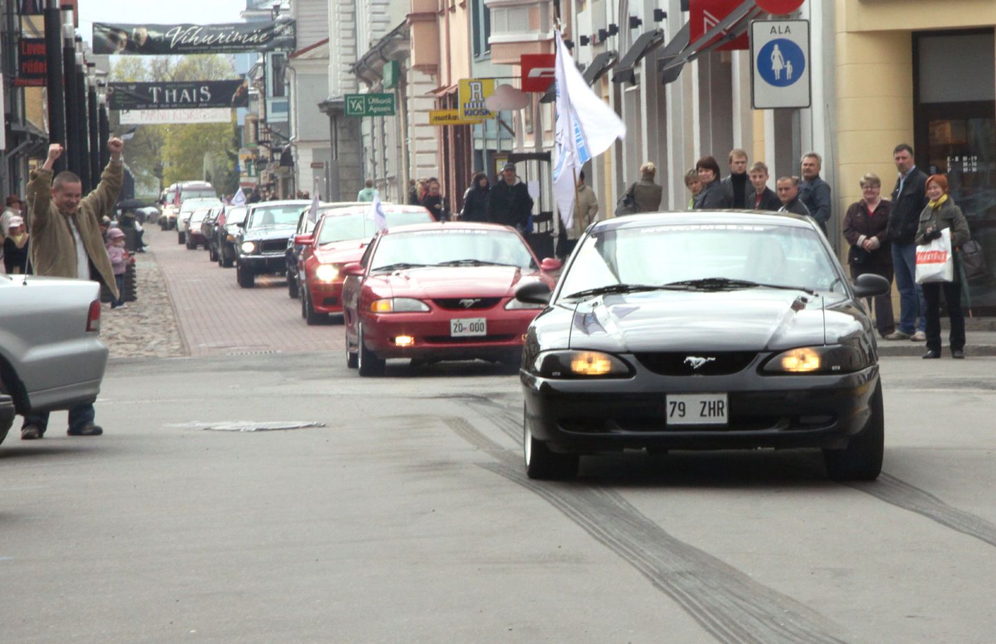 Ameerika autode kruiis läbi Rüütli tänava.
