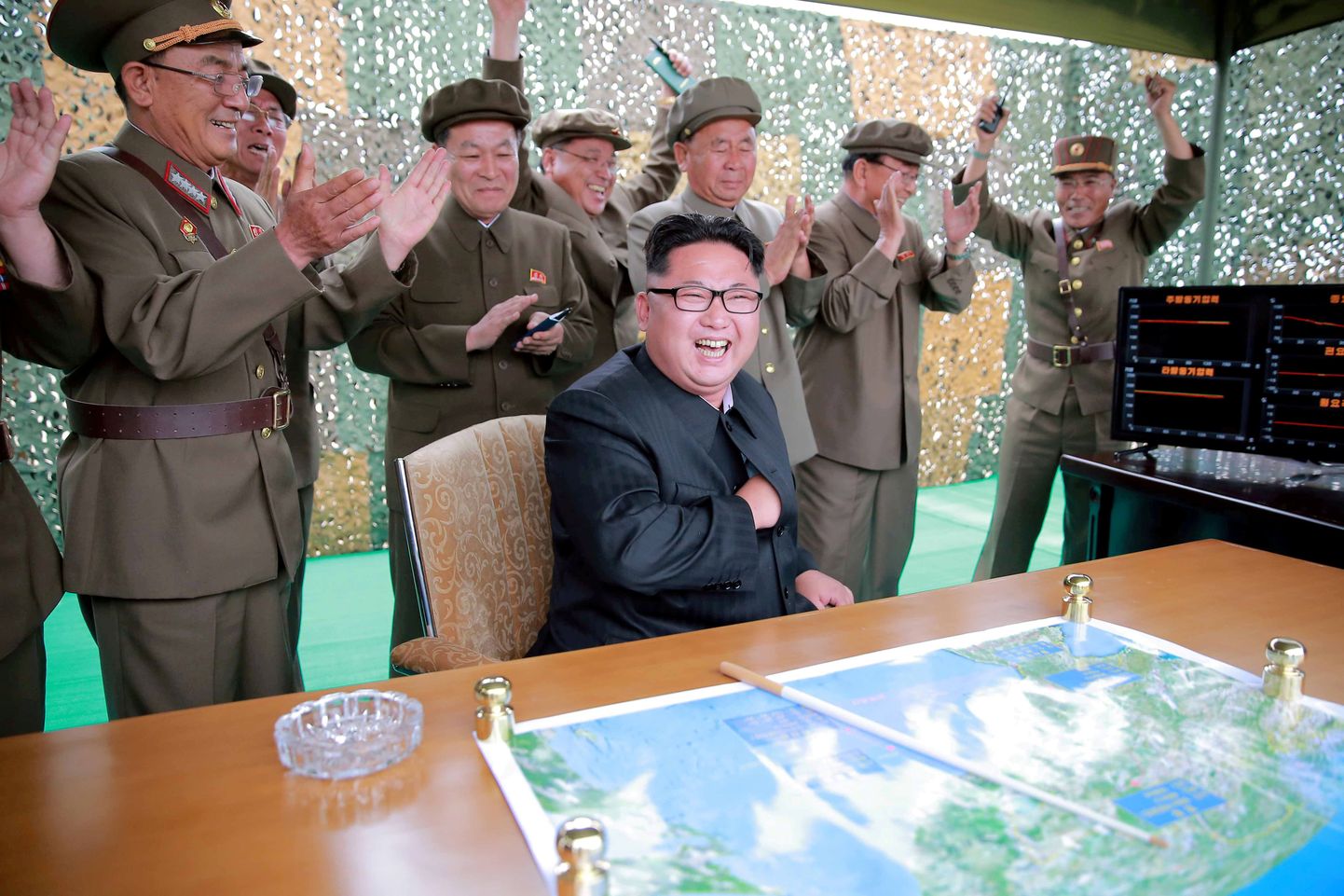 Põhja-Korea riikliku uudisteagentuuri foto väidetavalt edukat raketikatsetust tähistavatest Kim Jong-unist ja kõrgetest sõjaväelastest.
