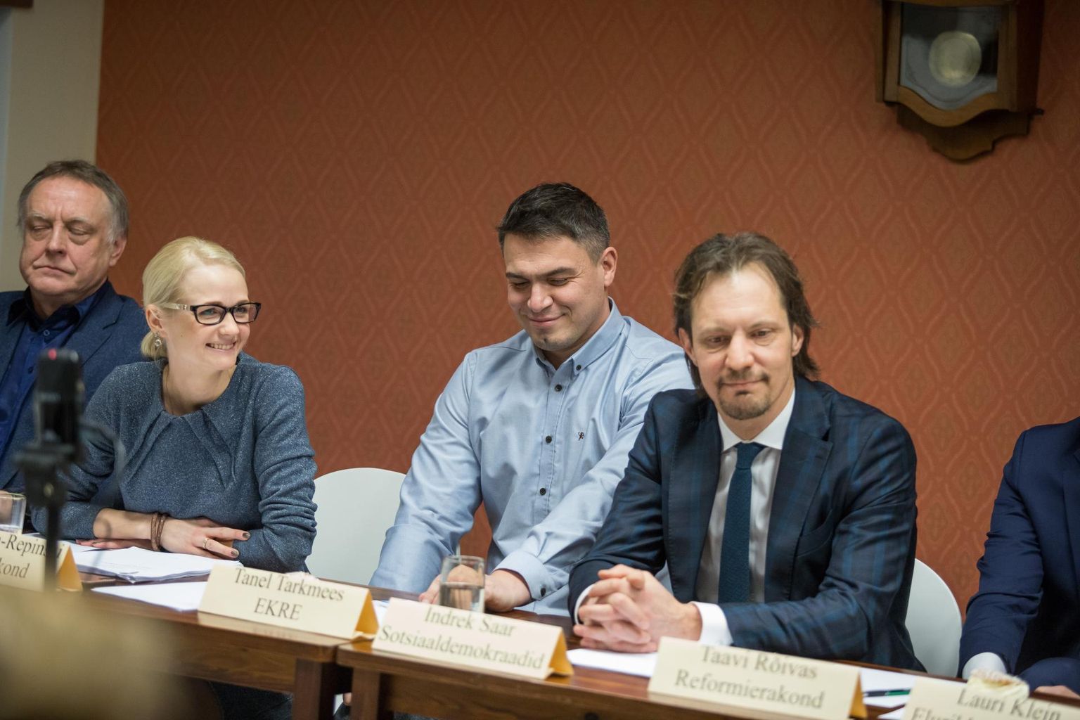 Katuseraha jagamine võib panna eri erakondade poliitikud koostööd tegema. Sellele fotole on näiteks mahtunud riigikogu liikmed Siret Kotka (keskerakond) ja Indrek Saar (SDE, paremal). Võimalik, et nad mõlemad toetasid tänavu korvpalli-Tarva juriidilist keha MTÜ-d Viru Bull.