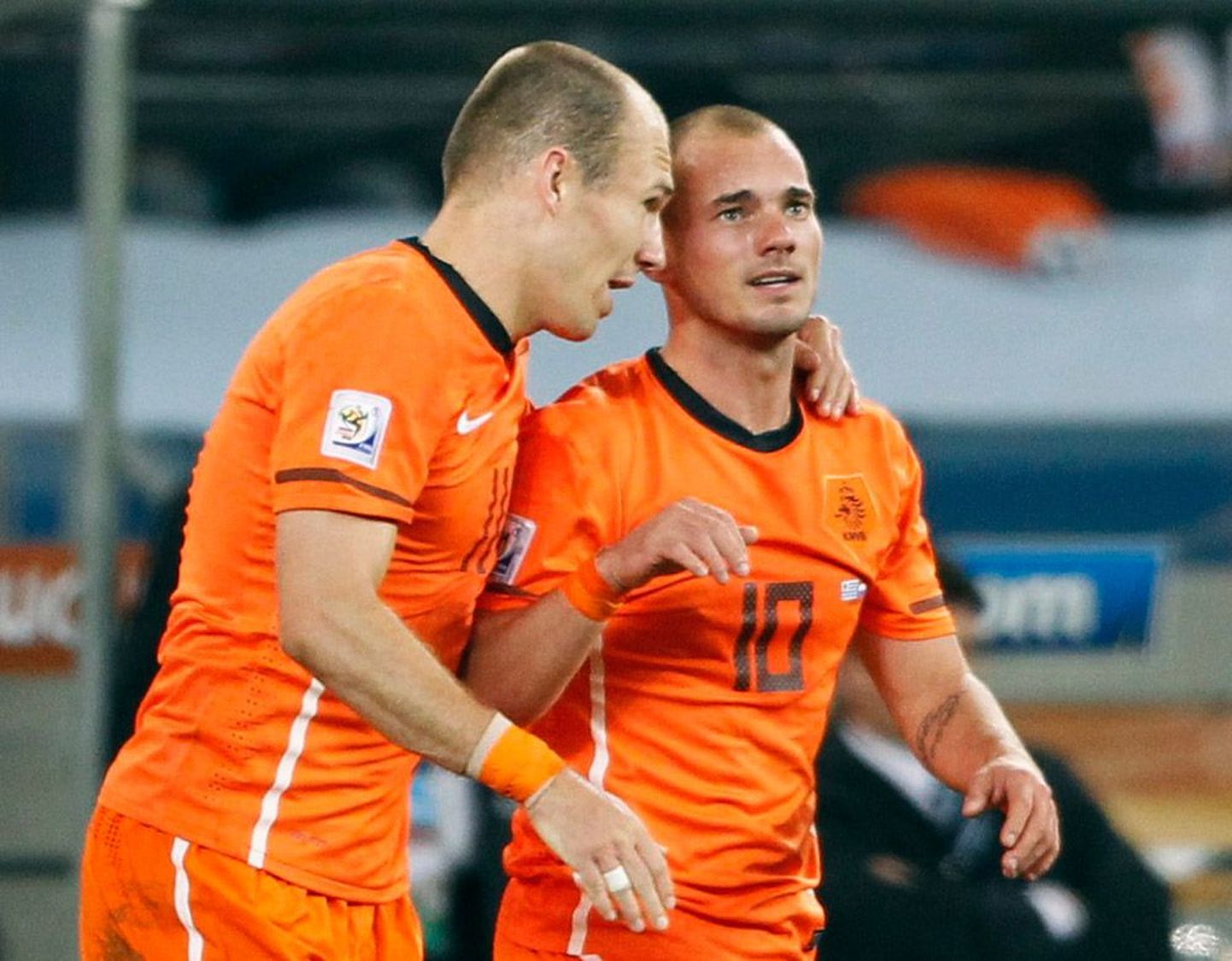 Hollandi koondise võtmemängijad Arjen Robben (vasakul) ja Wesley Sneijder on mäletatavasti kandnud ka Madridi Reali särki.