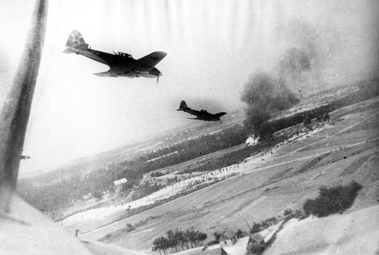Nõukogude lennukid ründamas sihtmärki Teise maailmasõja ajal. / Scanpix