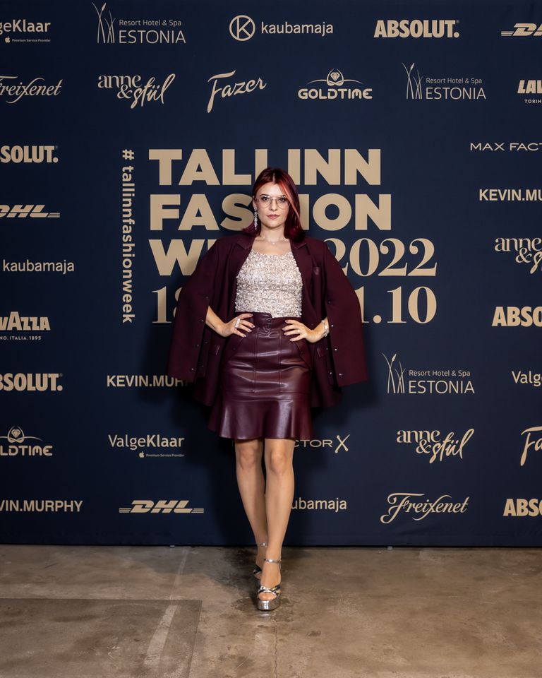 Fashionista Meisi Volt võtab moenädala jaoks riietumist alati tõsiselt. Sel korral eelnes spetsiaalne visiit Diana Arno stuudiosse ja juuksurikülastus ning tulemus on tõesti mõjus - toon-toonis kiharad ja modernistlik kostüüm, no sellest ei saa mööda vaadata!