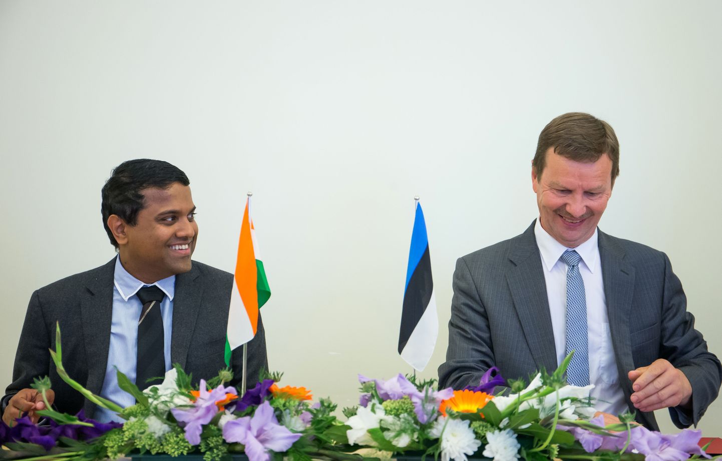 India suurima meditsiinitehnoloogia ettevõtte Trivitron Healthcare'i asutaja Gomathy SK Velu ja Tartu Ülikooli rektor Volli Kalm allkirjastasid täna koostöölepingu.