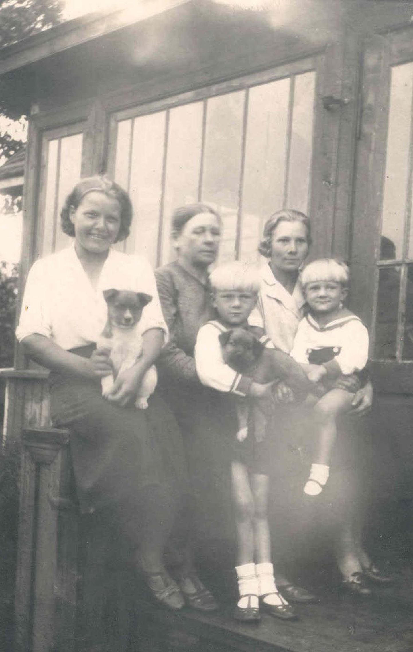 Hermine Kivimäe (paremal) poegade Hansu ja Reinu ning ämma Maria Steinbergiga mõni aasta enne juuniküüditamist kodutalus Mihklil.