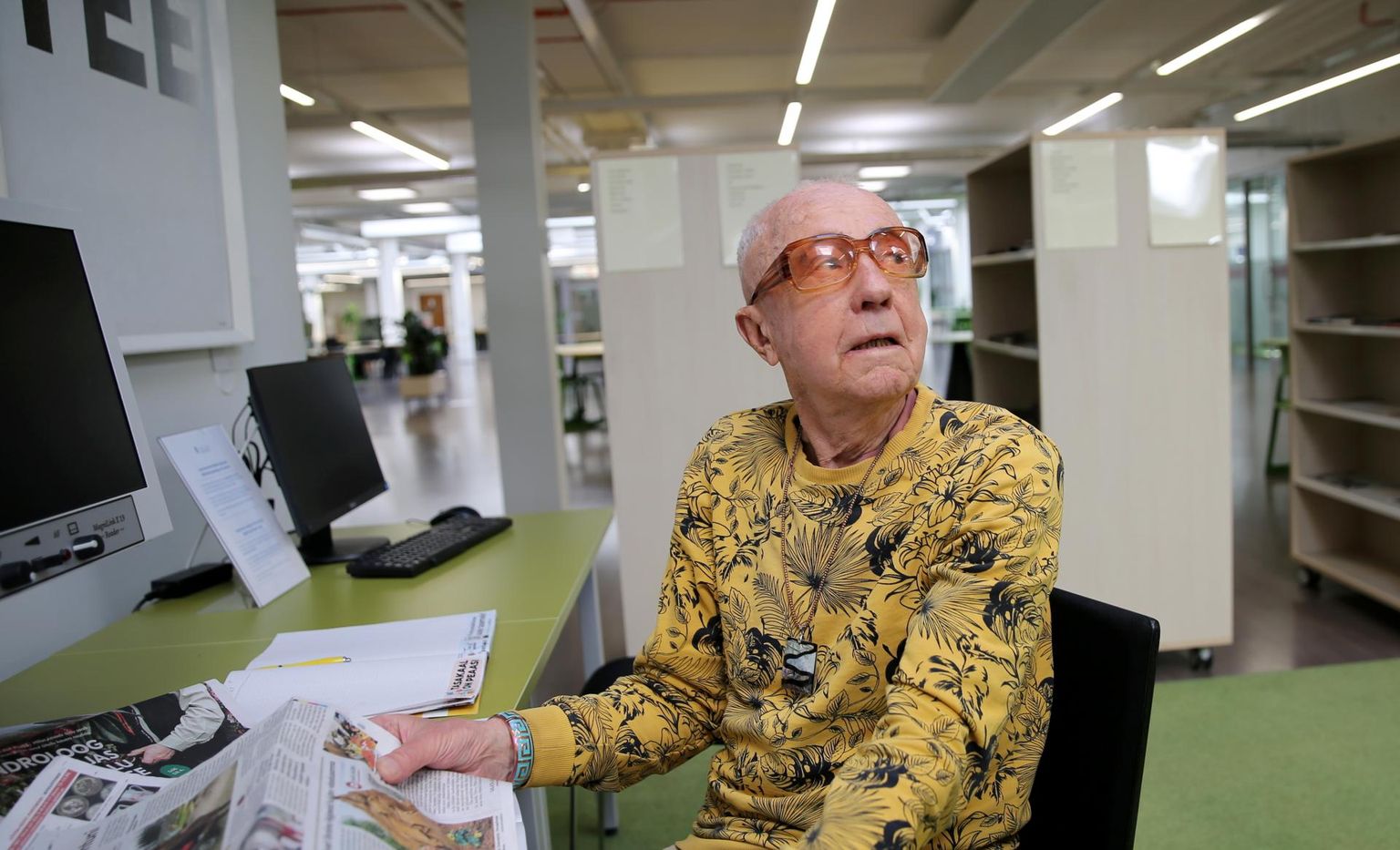 Kalju Konsin (93) vaatab läbi kõigepealt maakonnalehed.
