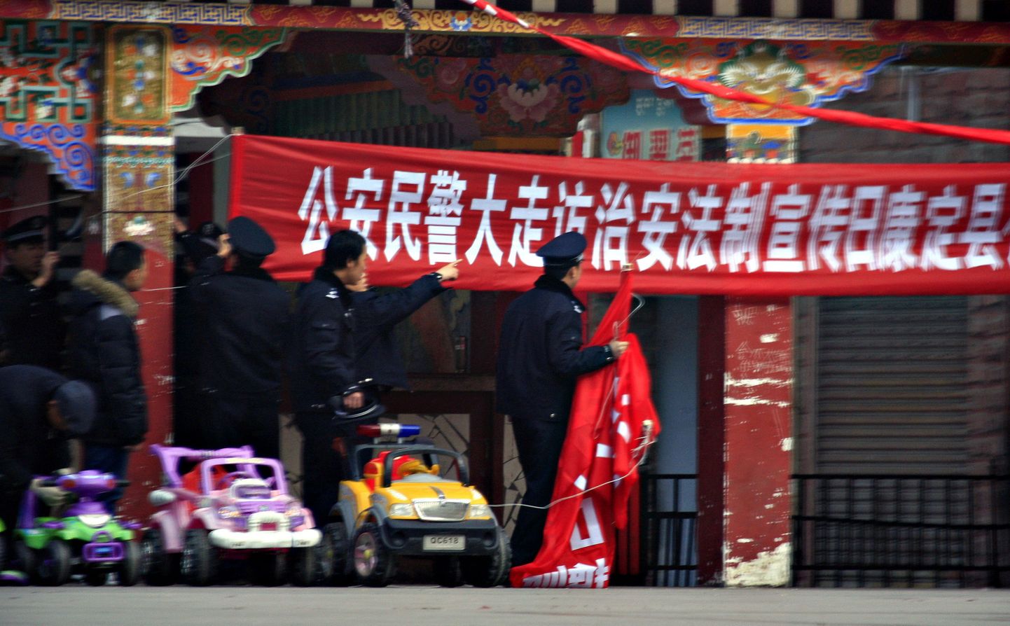 Hiina politseinikud Tiibetiga piirnevas Sichuani provintsis loosungeid maha võtmas.
